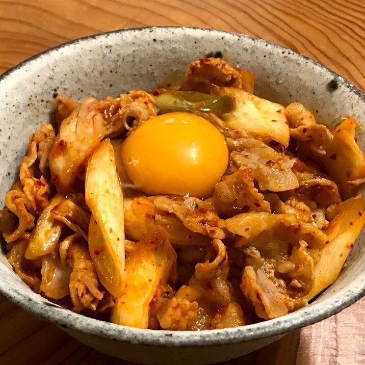 食べ応え抜群！麦味噌豚キムチ丼